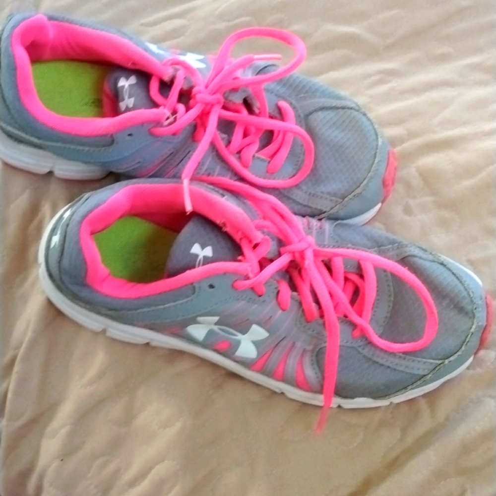 Women's tennis shoes